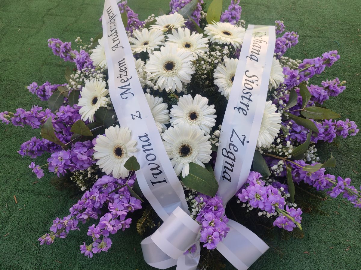 Lewkonie i Gerbery - widok 4 - Wieniec pogrzebowy