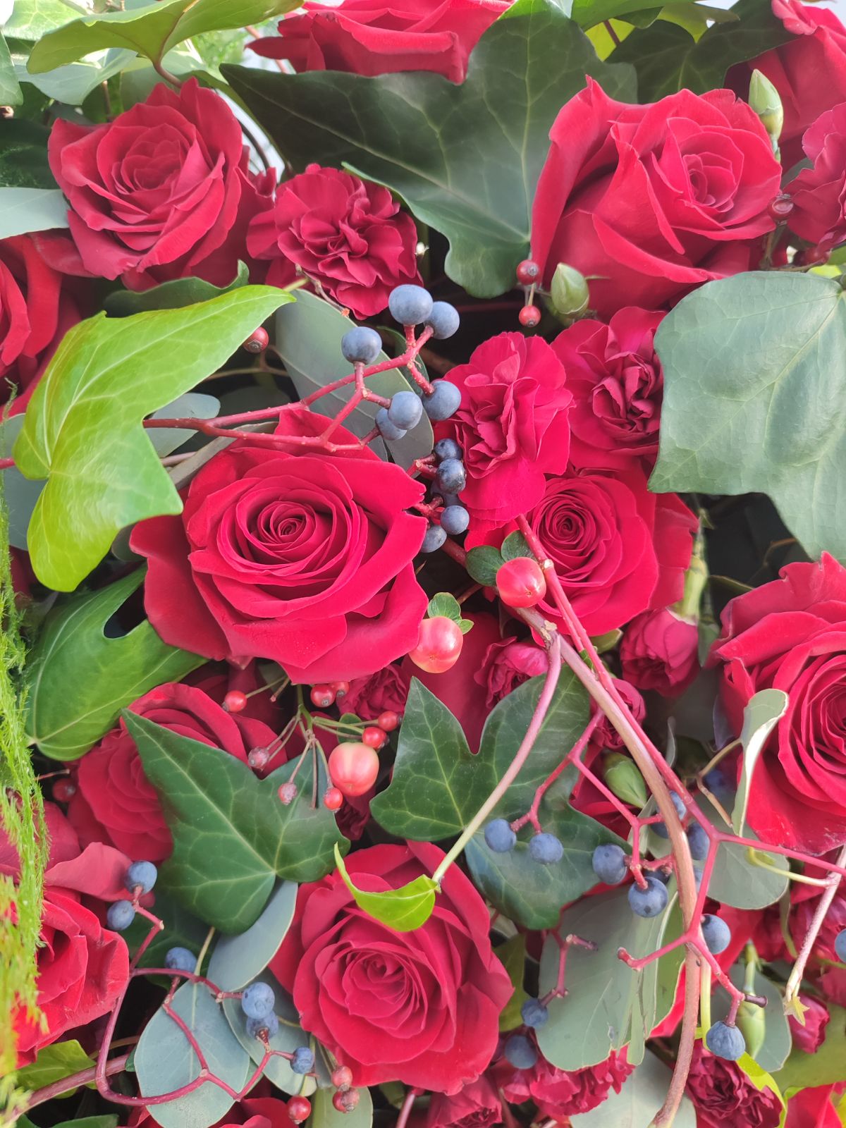 Serce na niskim stojaku z Róż w Zieleni - widok 2 - Wieniec pogrzebowy