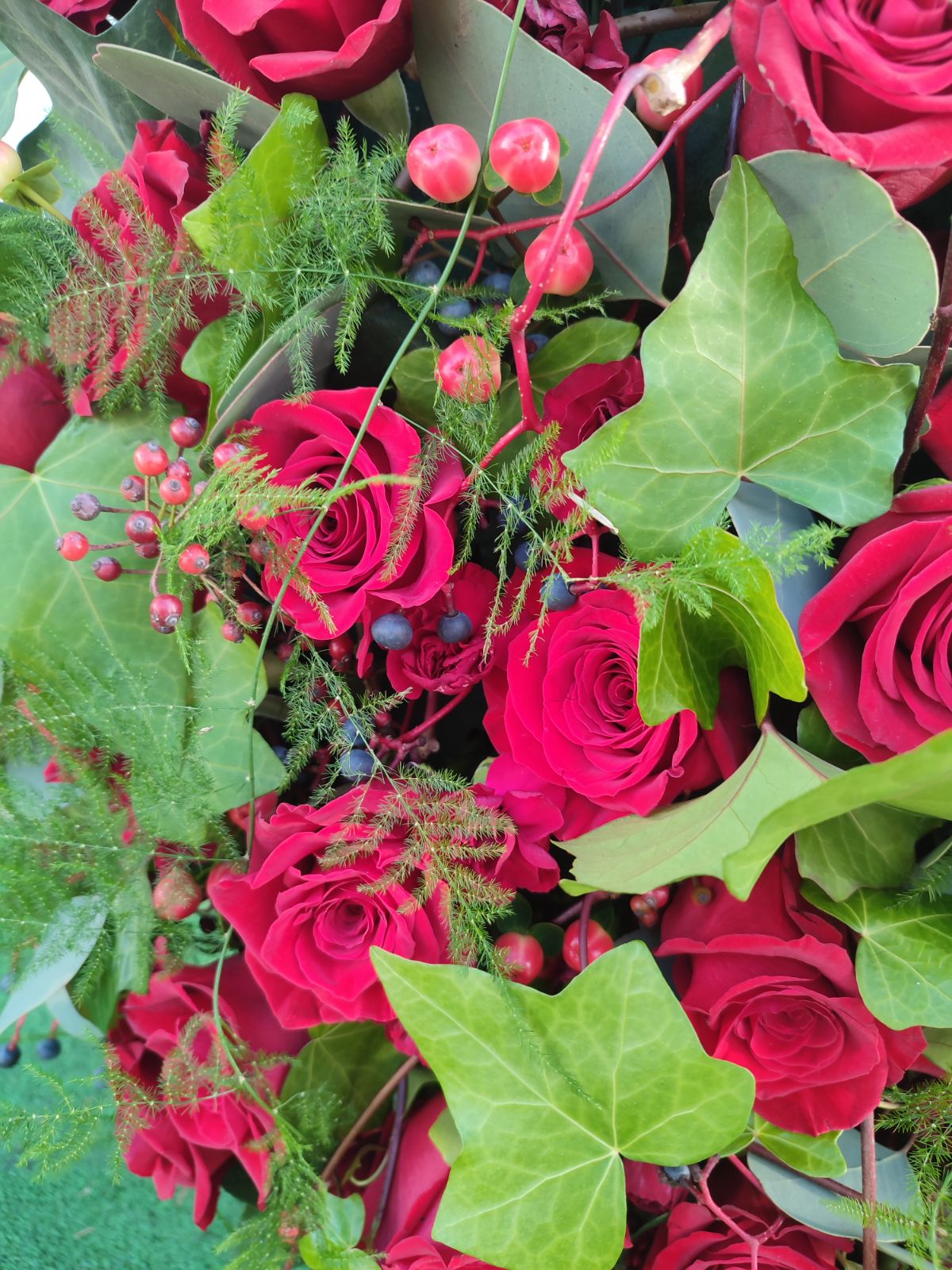 Serce na niskim stojaku z Róż w Zieleni - widok 3 - Wieniec pogrzebowy