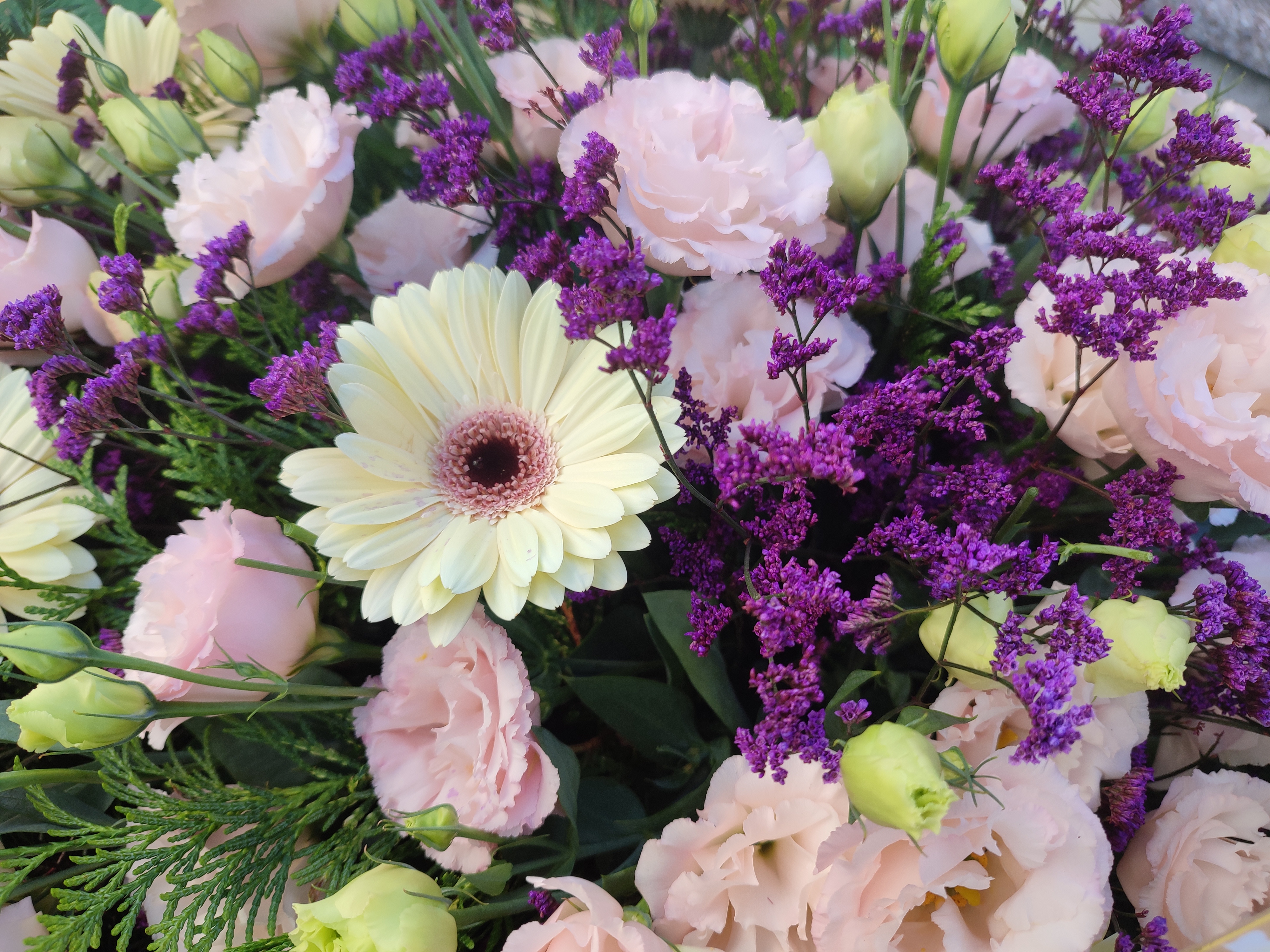 Wieniec Pudrowy Róż i Fiolet – Eustoma - widok 2 - Wieniec pogrzebowy