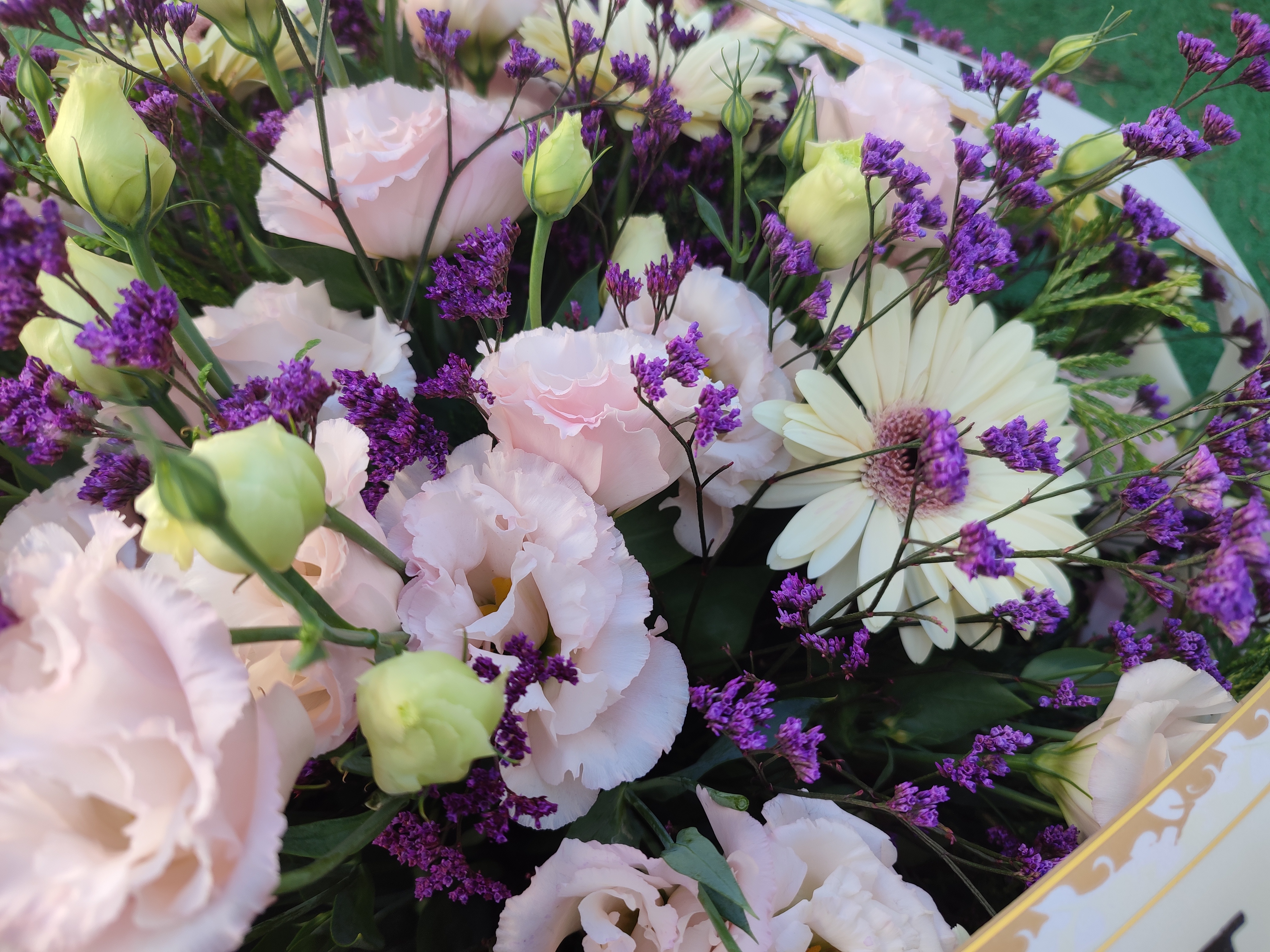 Wieniec Pudrowy Róż i Fiolet – Eustoma - widok 3 - Wieniec pogrzebowy