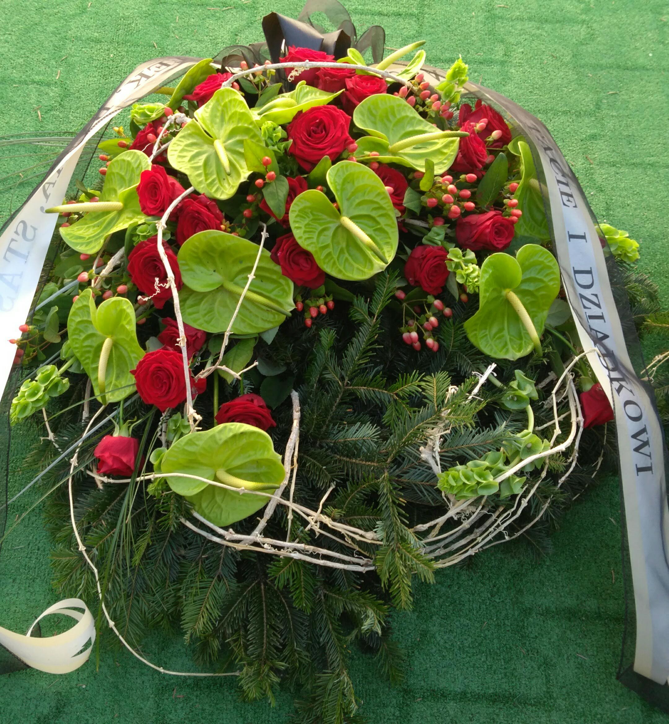 Wieniec rzymski zielono czerwony - Wieniec pogrzebowy - Kwiaciarnia Pogrzebowa dostawa Jastrzębie-Zdrój, Rybnik, Żory