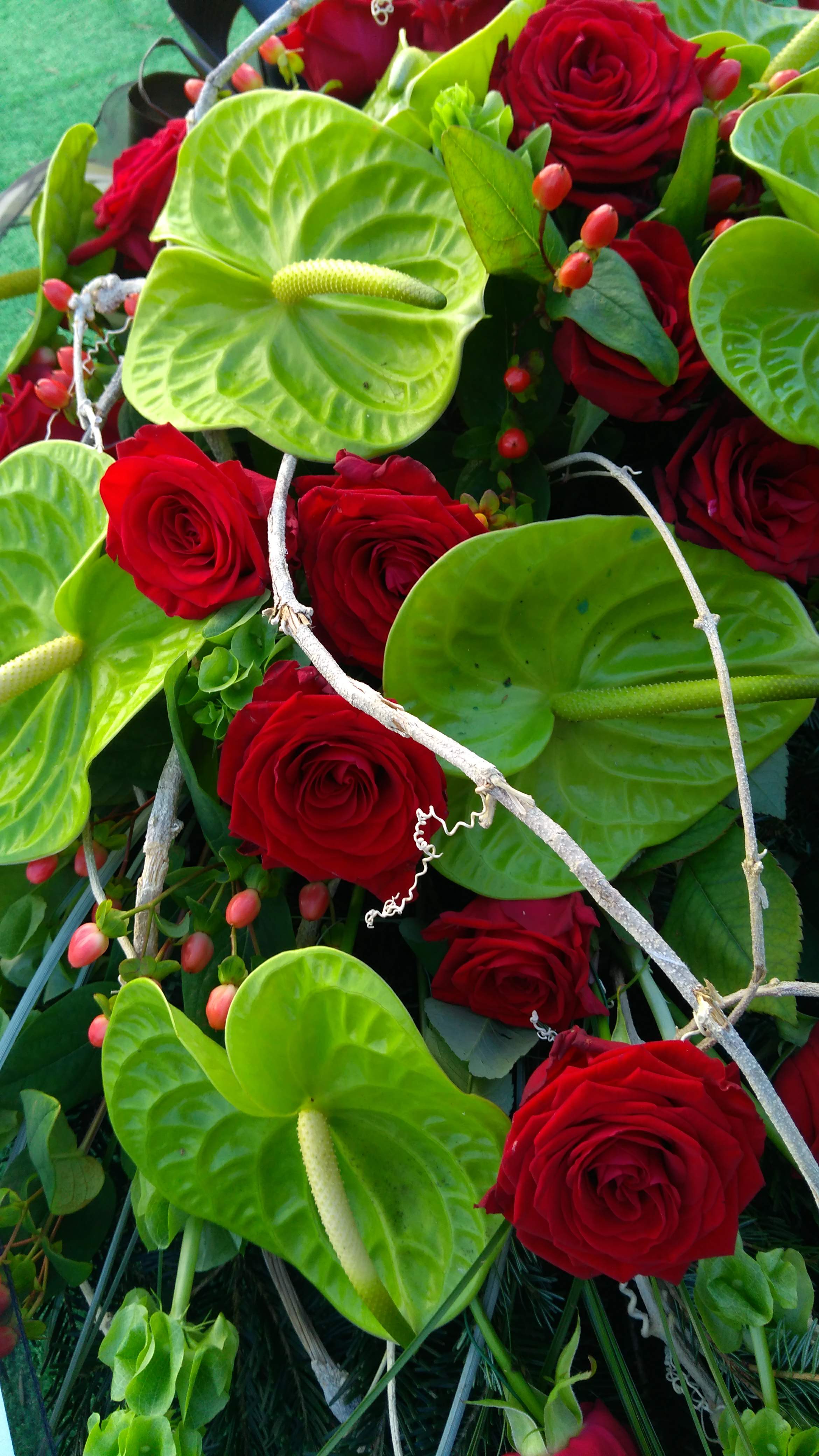 Wieniec rzymski zielono czerwony - widok 3 - Wieniec pogrzebowy