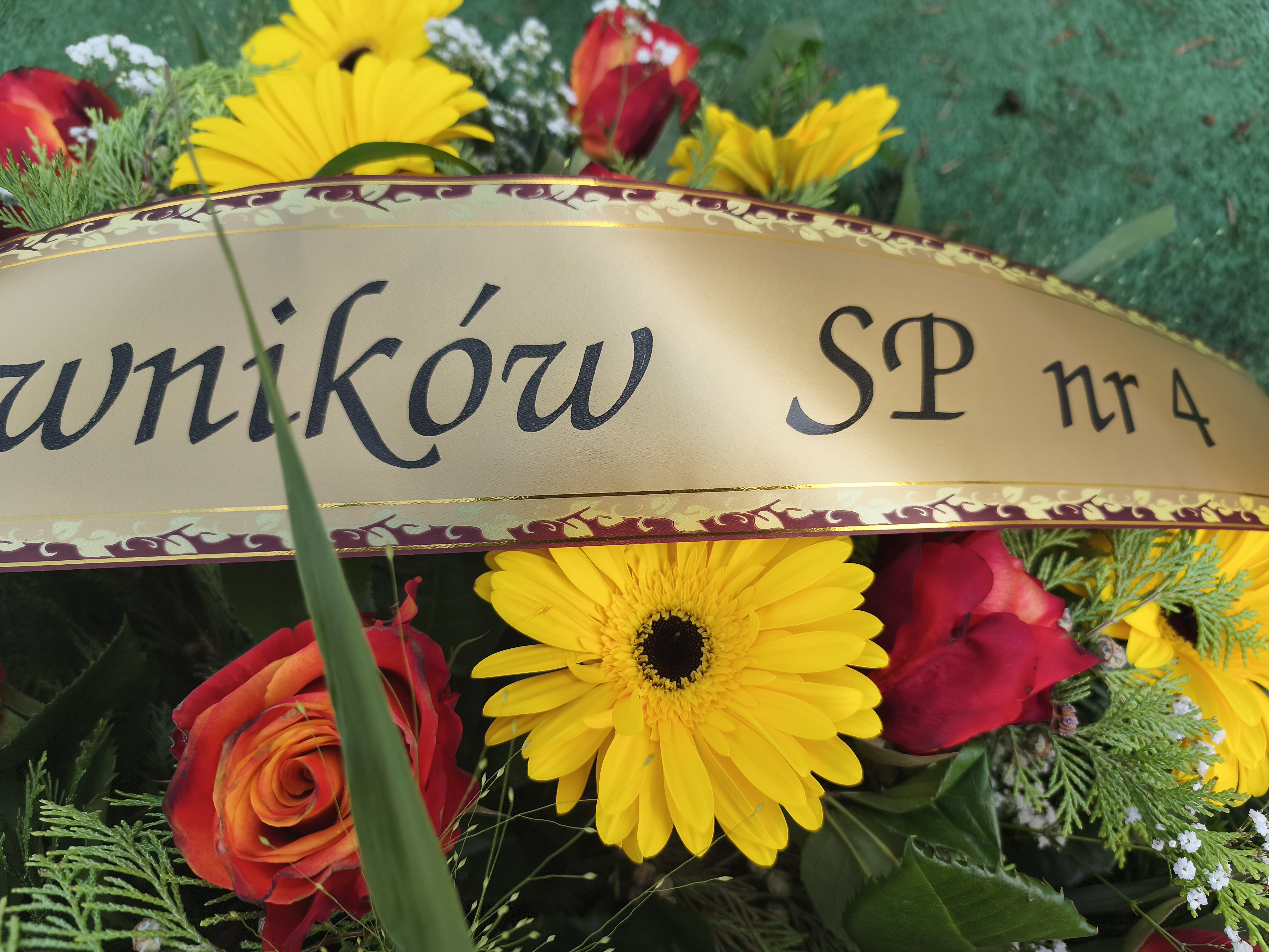 Kolorowy wieniec żółto-pomarańczowy - Wieniec pogrzebowy - Kwiaciarnia Pogrzebowa dostawa Jastrzębie-Zdrój, Rybnik, Żory