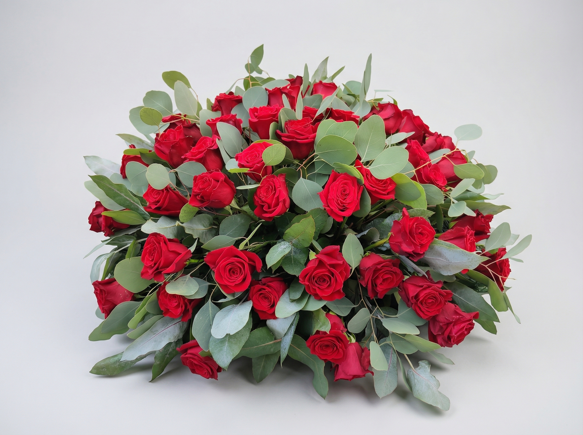 Wieniec Czerwone Róże z Eukaliptusem - Minimalistyczne - Kwiaciarnia Pogrzebowa dostawa Jastrzębie-Zdrój, Rybnik, Żory