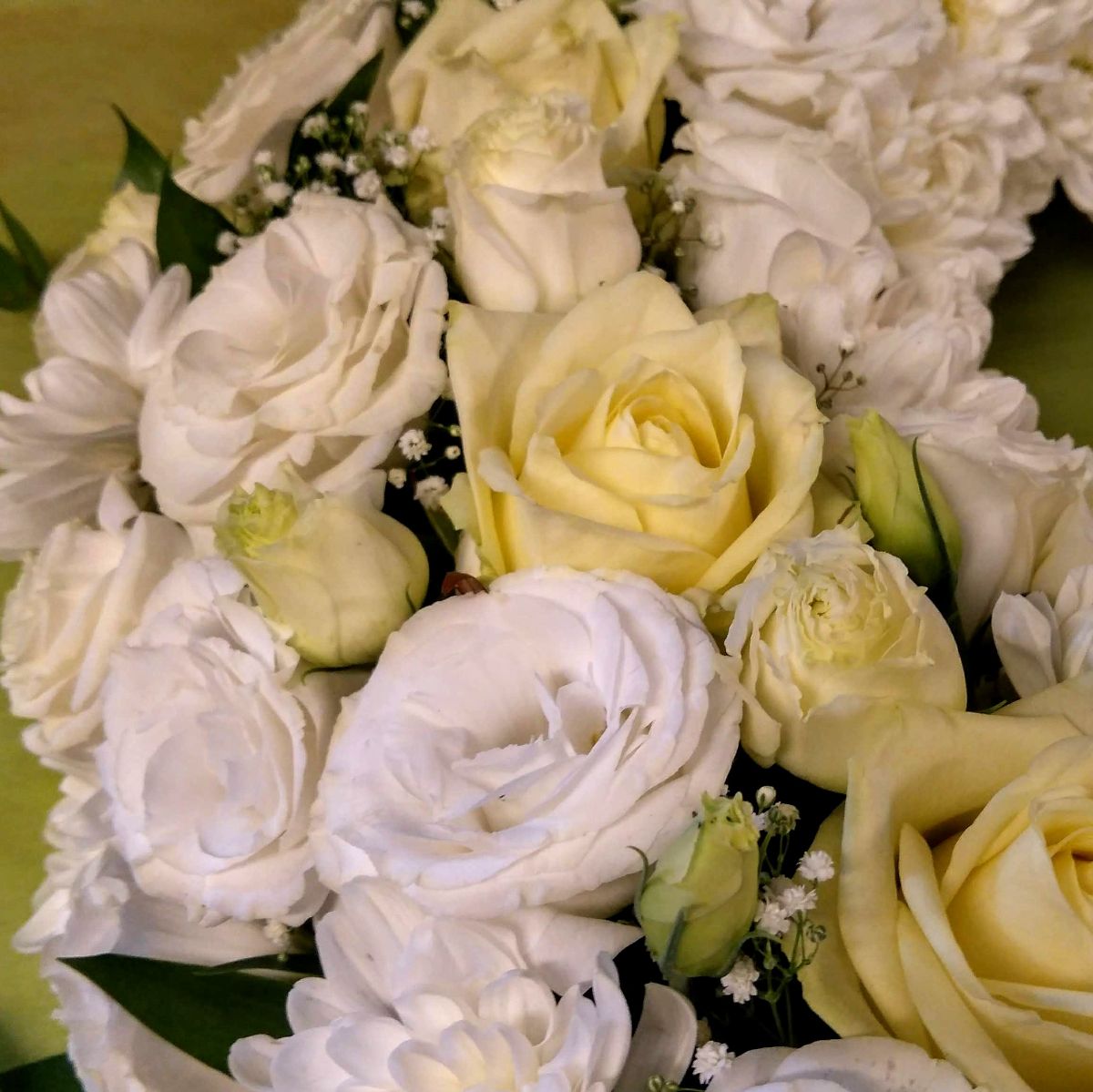 Wianek przy urnie krem i biel - widok 2 - Dekoracja urny