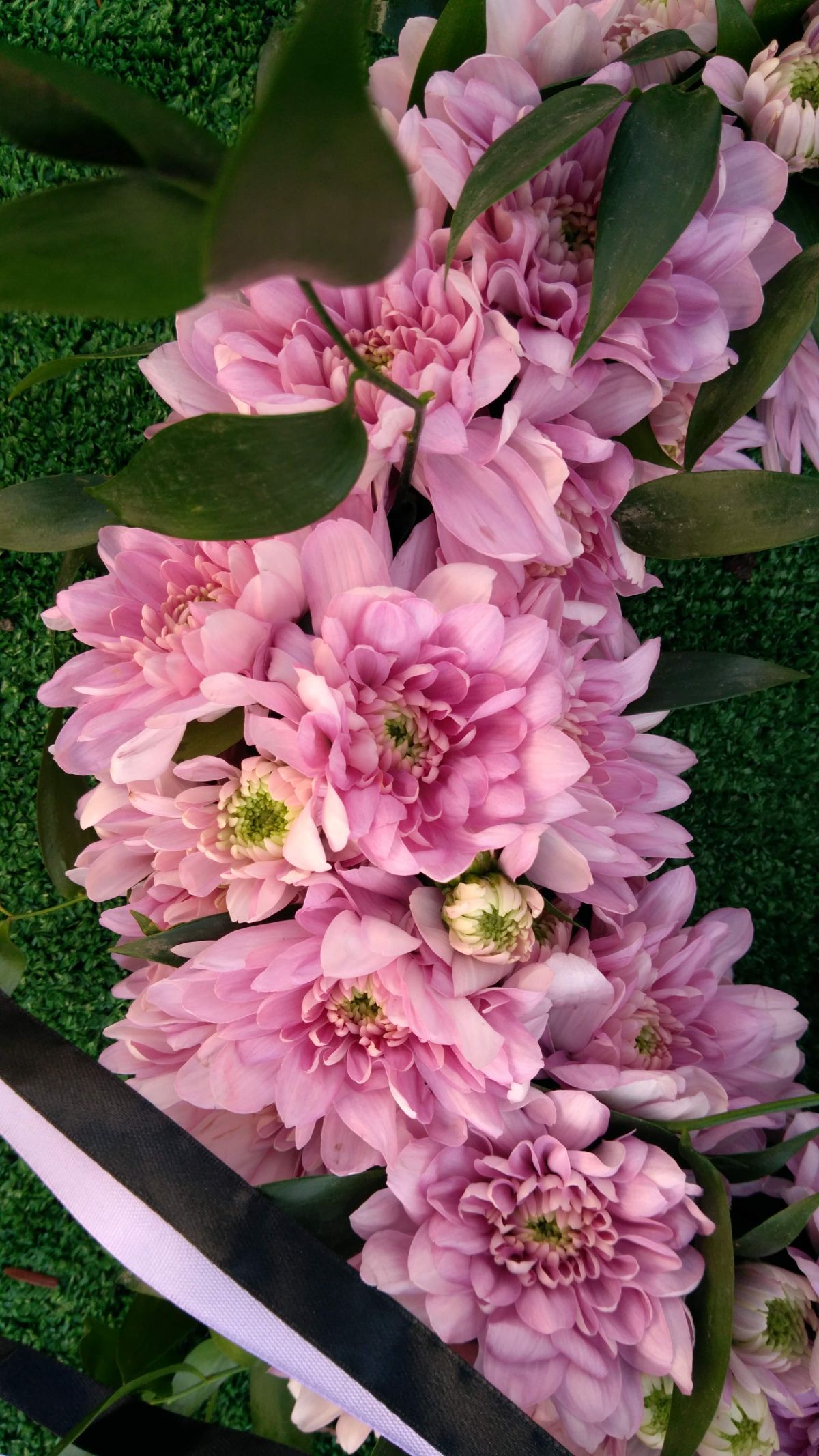 Wianek przy urnie wrzosowy - Dekoracja urny - Kwiaciarnia Pogrzebowa dostawa Jastrzębie-Zdrój, Rybnik, Żory