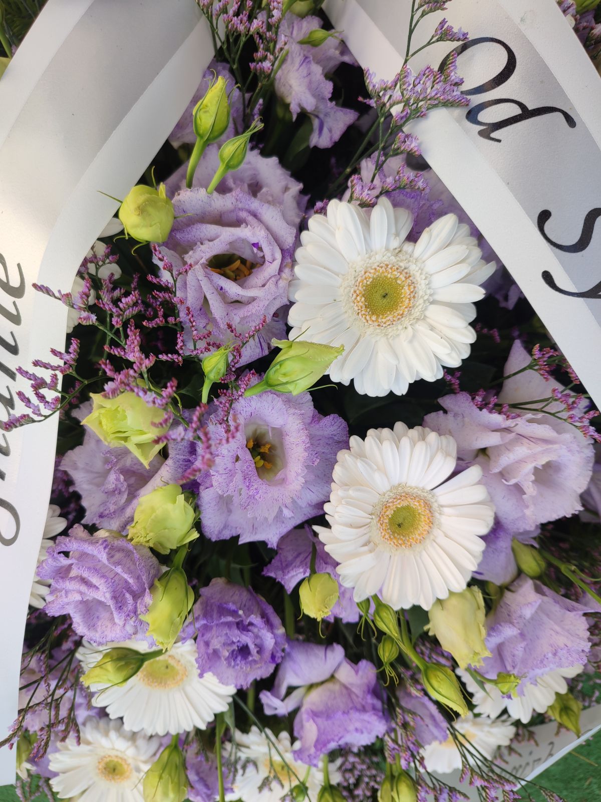 Eustoma i Gerber mini - widok 2 - Wieniec pogrzebowy