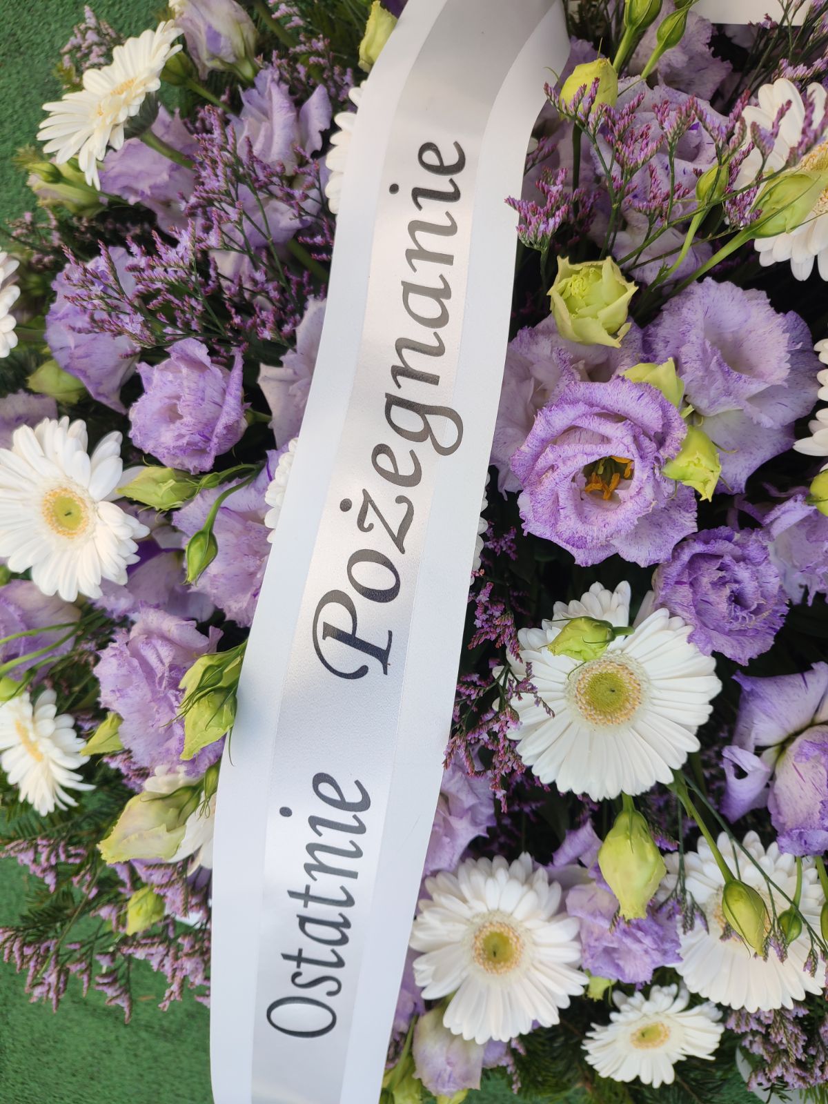 Eustoma i Gerber mini - widok 4 - Wieniec pogrzebowy