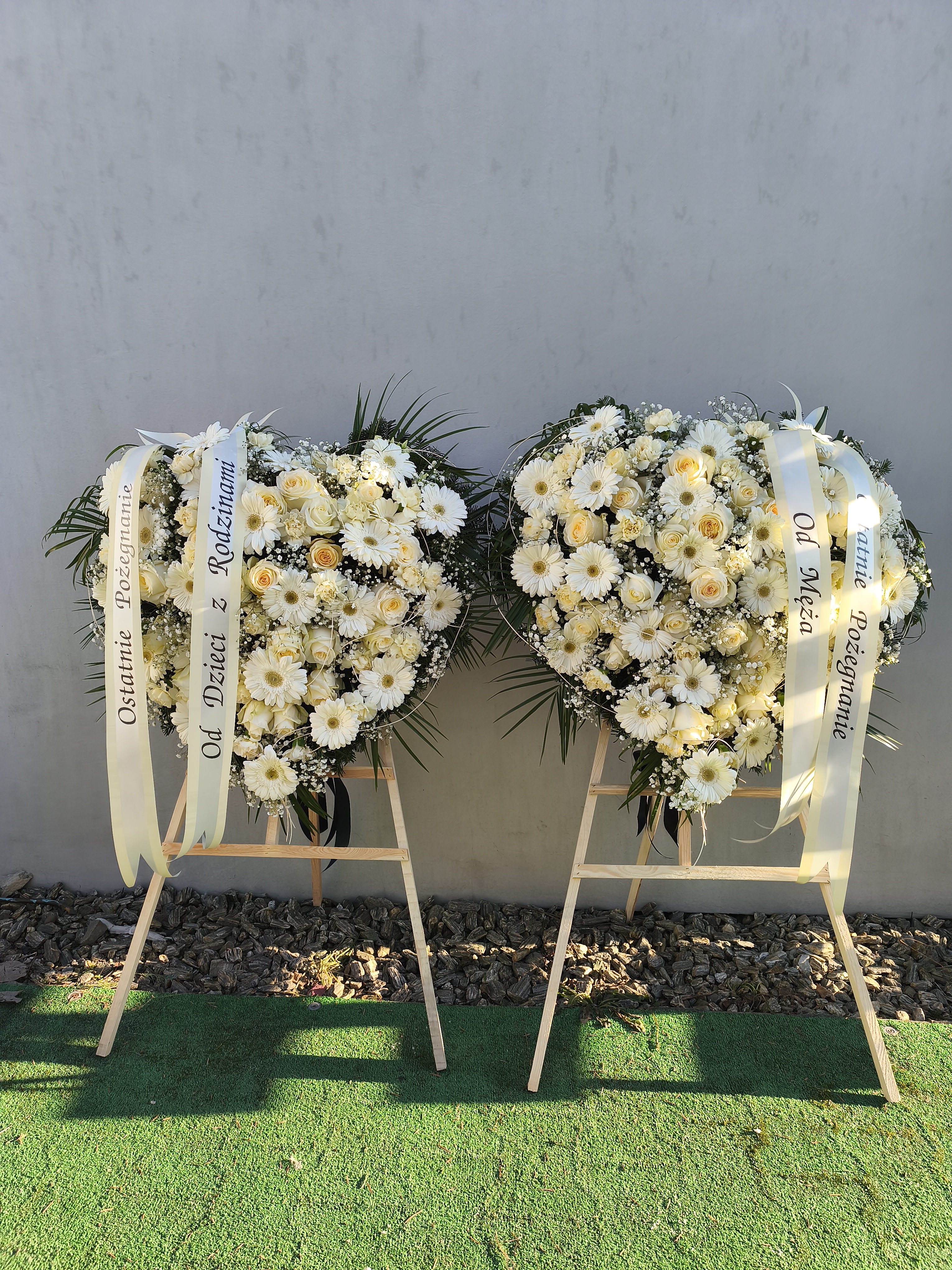 Wieniec kremowo białe serce - Wieniec pogrzebowy - Kwiaciarnia Pogrzebowa dostawa Jastrzębie-Zdrój, Rybnik, Żory