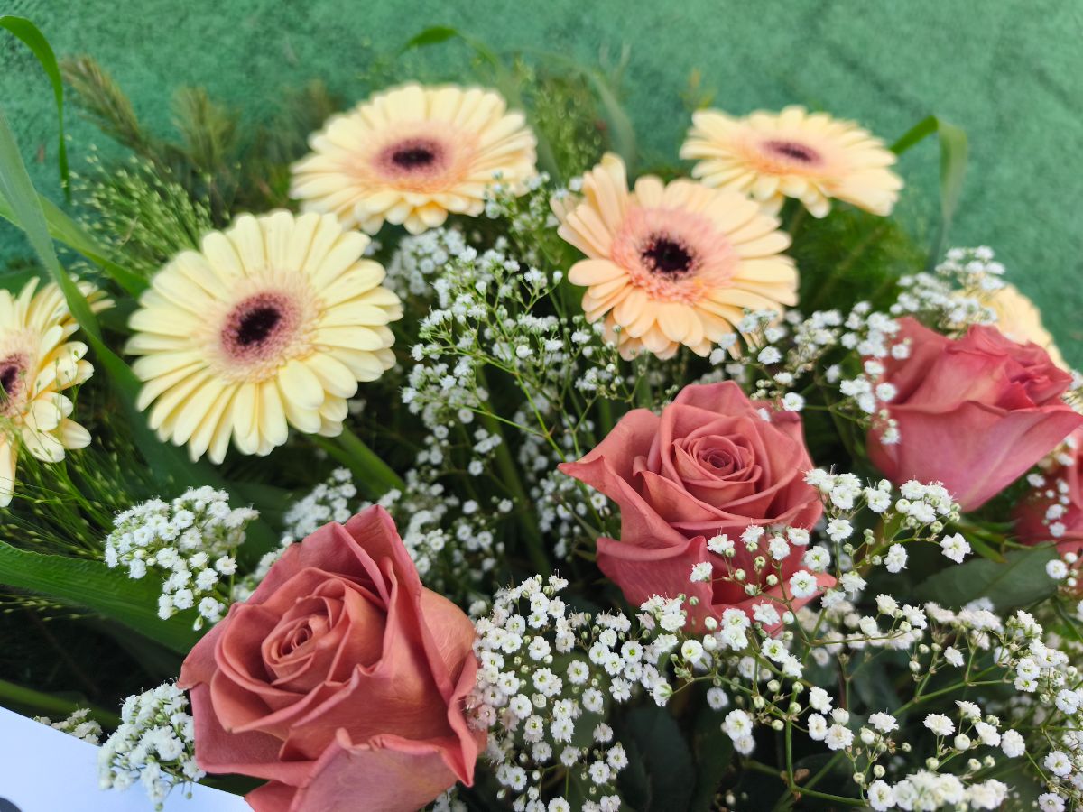 Róża Barista oraz kremowy Gerber - widok 2 - Wieniec pogrzebowy