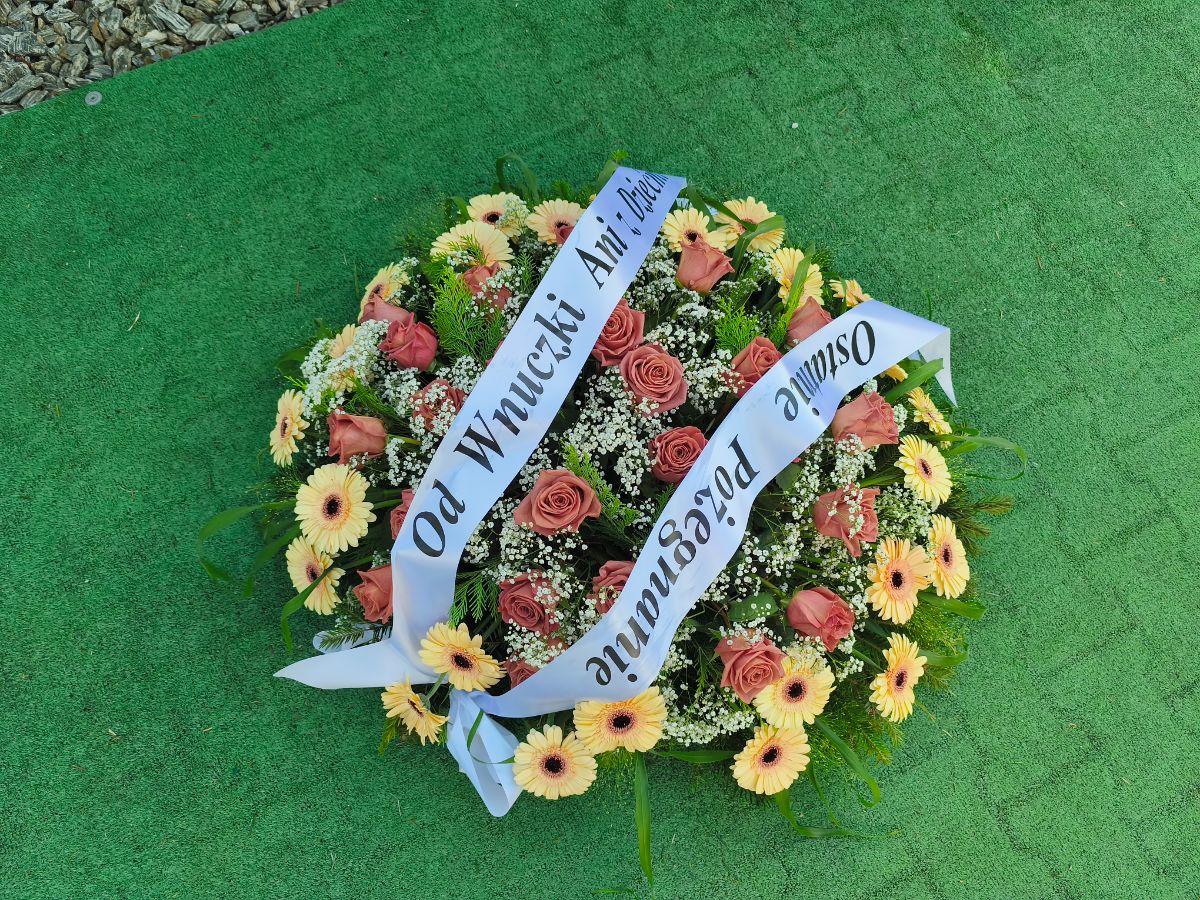 Róża Barista oraz kremowy Gerber - Wieniec pogrzebowy - Kwiaciarnia Pogrzebowa dostawa Jastrzębie-Zdrój, Rybnik, Żory