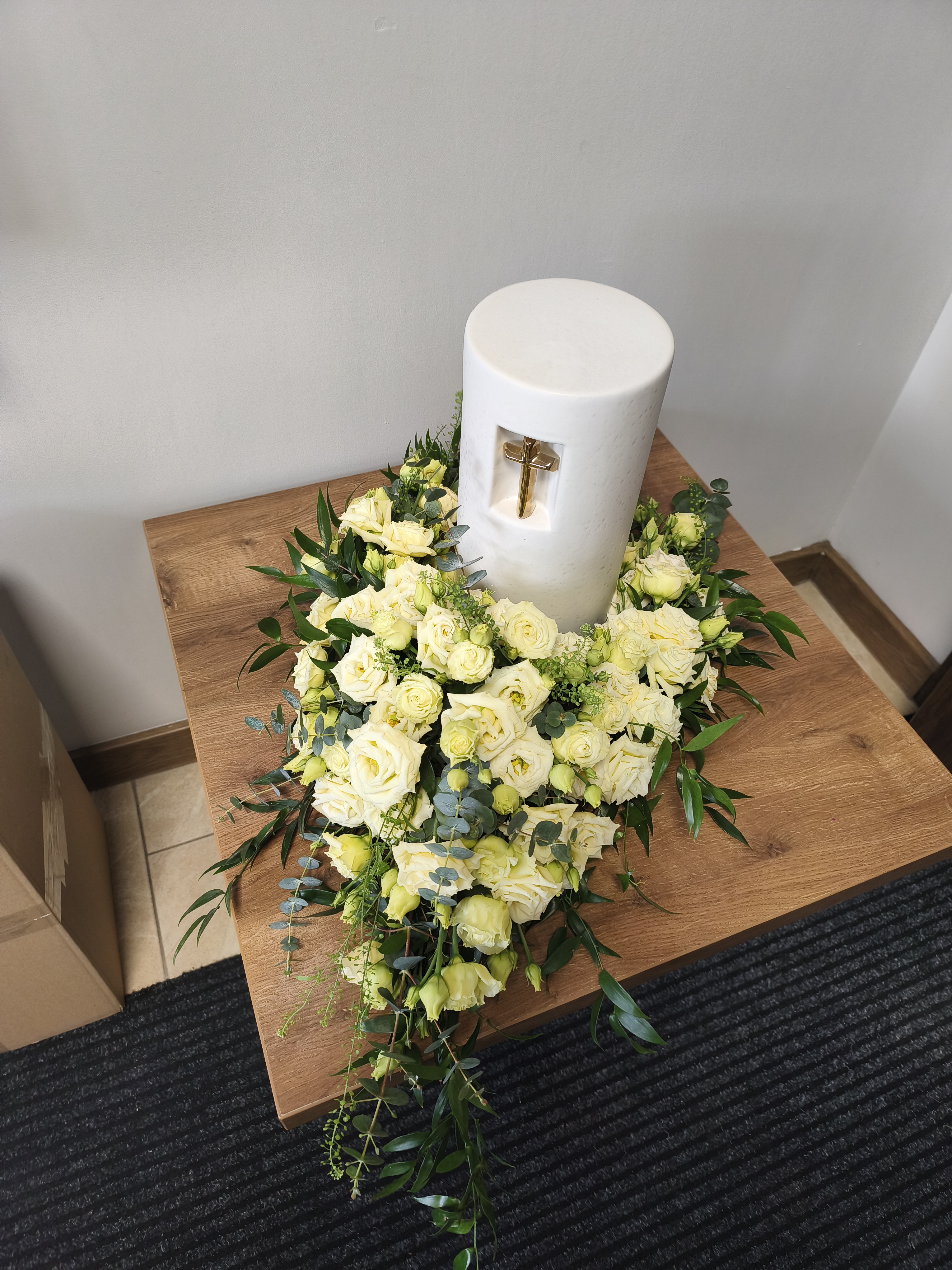 Wianek przy urnie z Eustomy - Dekoracja urny - Kwiaciarnia Pogrzebowa dostawa Jastrzębie-Zdrój, Rybnik, Żory