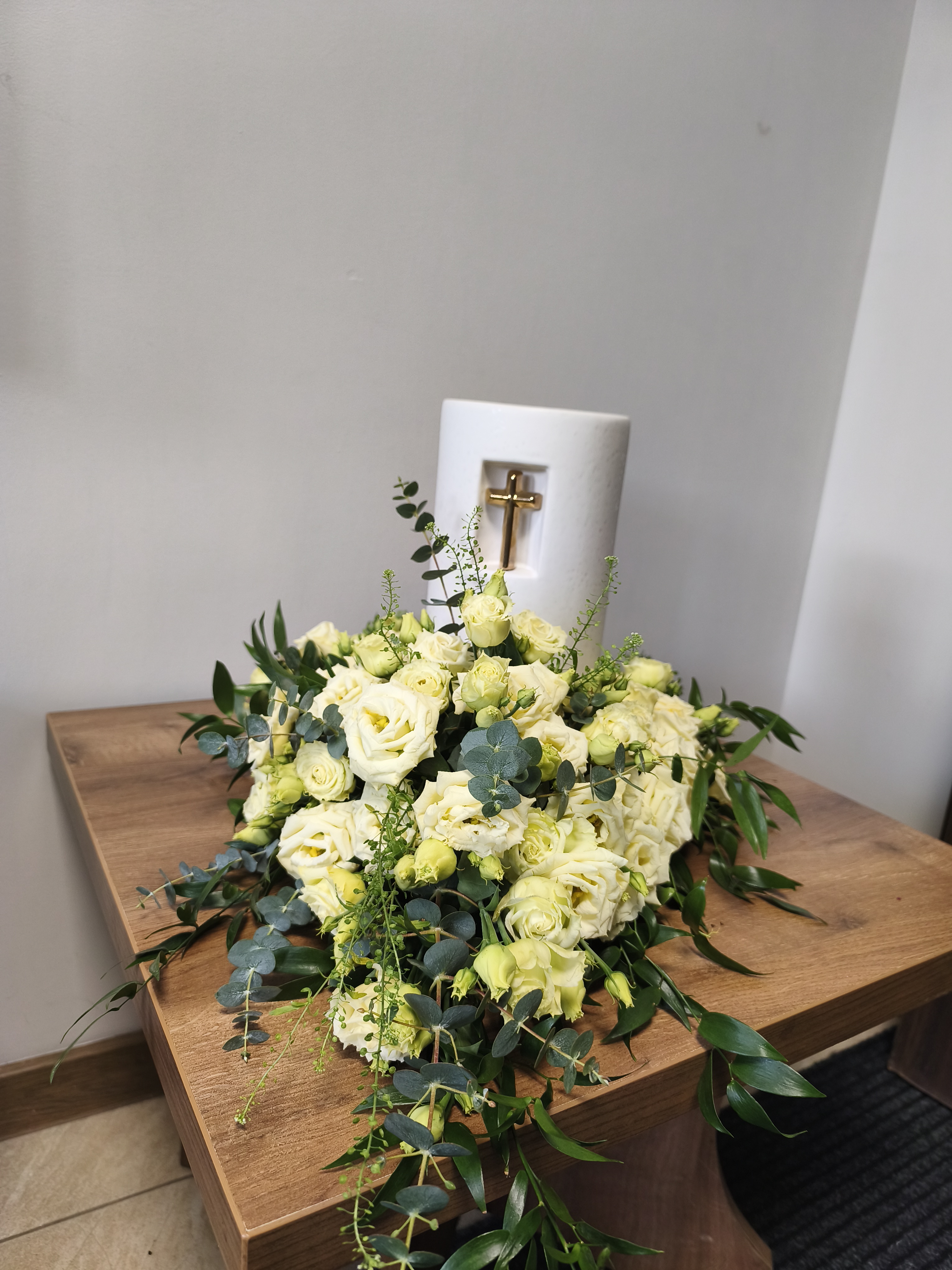 Wianek przy urnie z Eustomy - widok 2 - Dekoracja urny