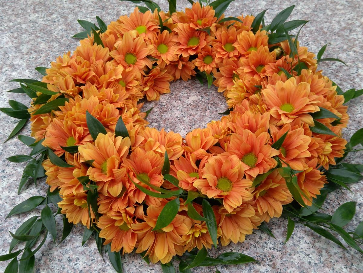 Wianek przy urnie - widok 2 - Dekoracja urny