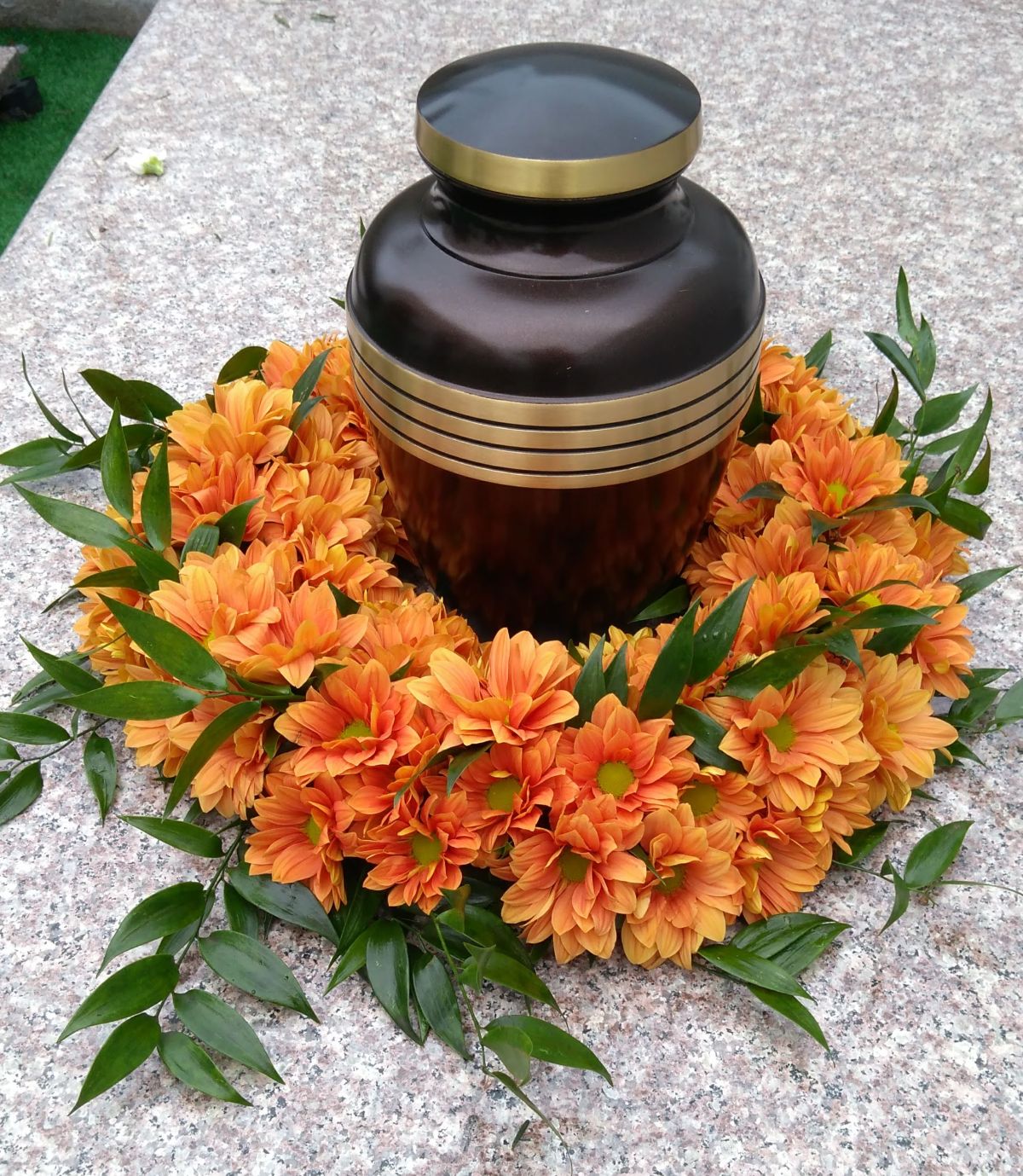 Wianek przy urnie - Dekoracja urny - Kwiaciarnia Pogrzebowa dostawa Jastrzębie-Zdrój, Rybnik, Żory