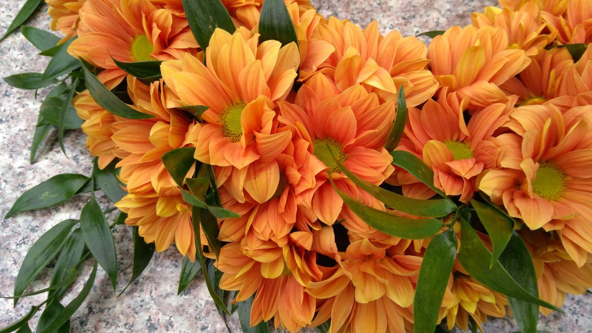 Wianek przy urnie - widok 3 - Dekoracja urny