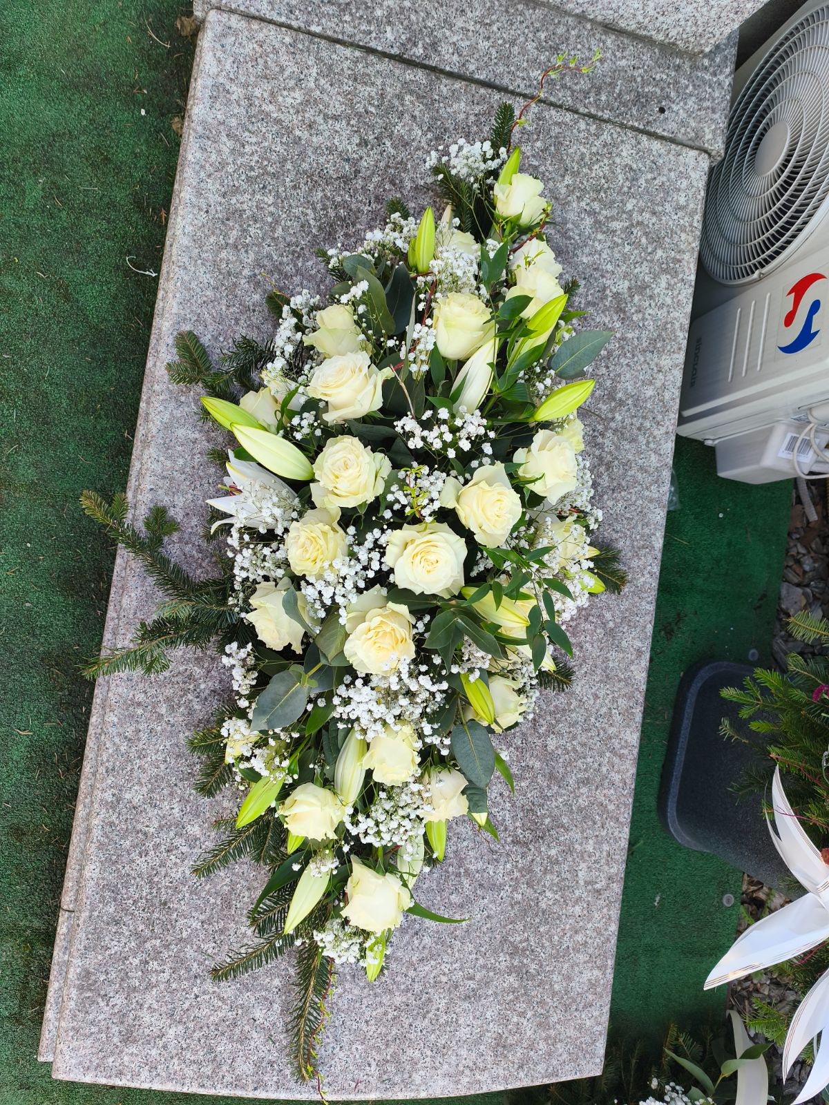 Palma na trumnę Lilie i Róże - Kwiaty na trumnę - Kwiaciarnia Pogrzebowa dostawa Jastrzębie-Zdrój, Rybnik, Żory