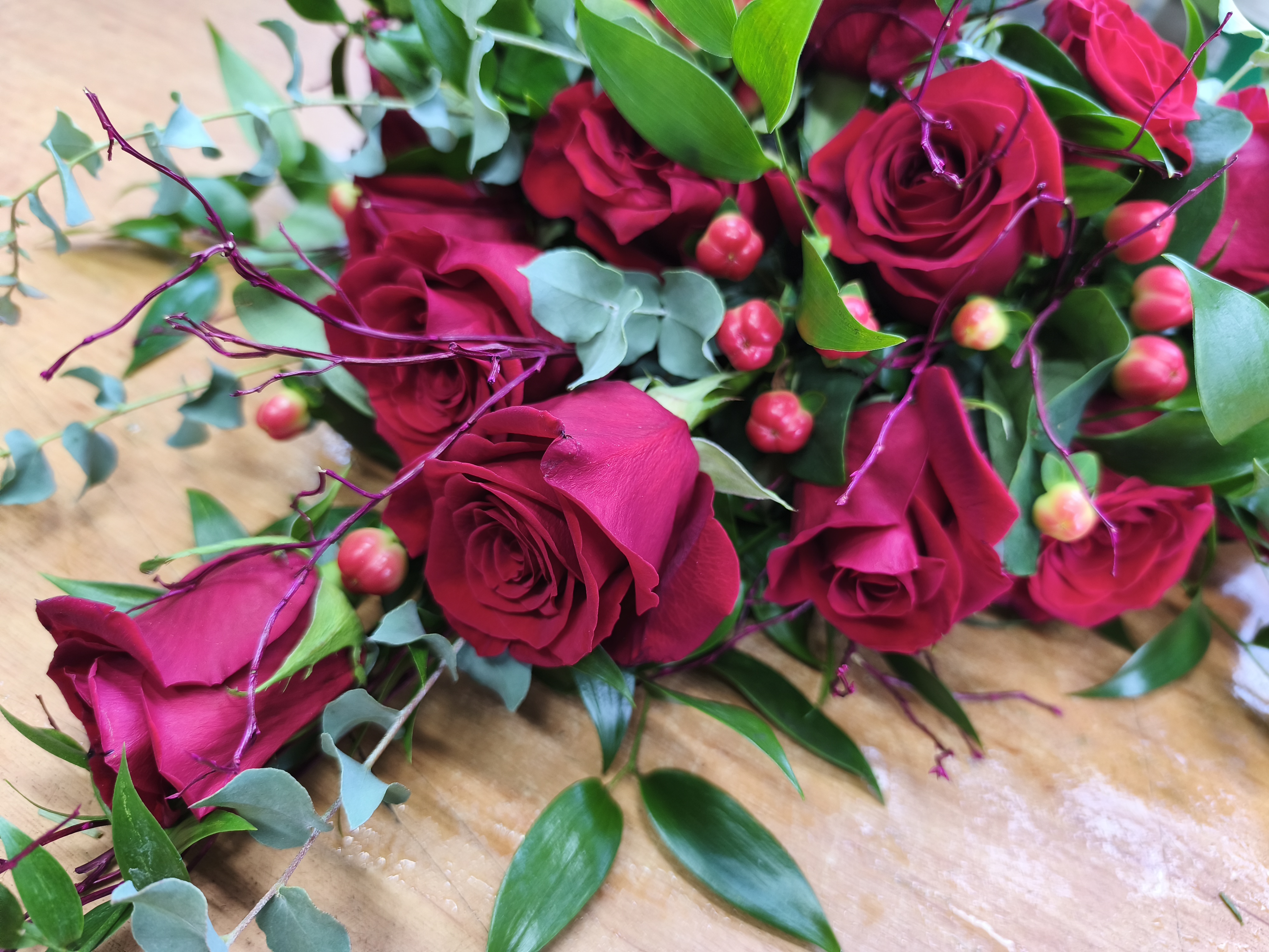 Wianek przy urnie z róż - Dekoracja urny - Kwiaciarnia Pogrzebowa dostawa Jastrzębie-Zdrój, Rybnik, Żory