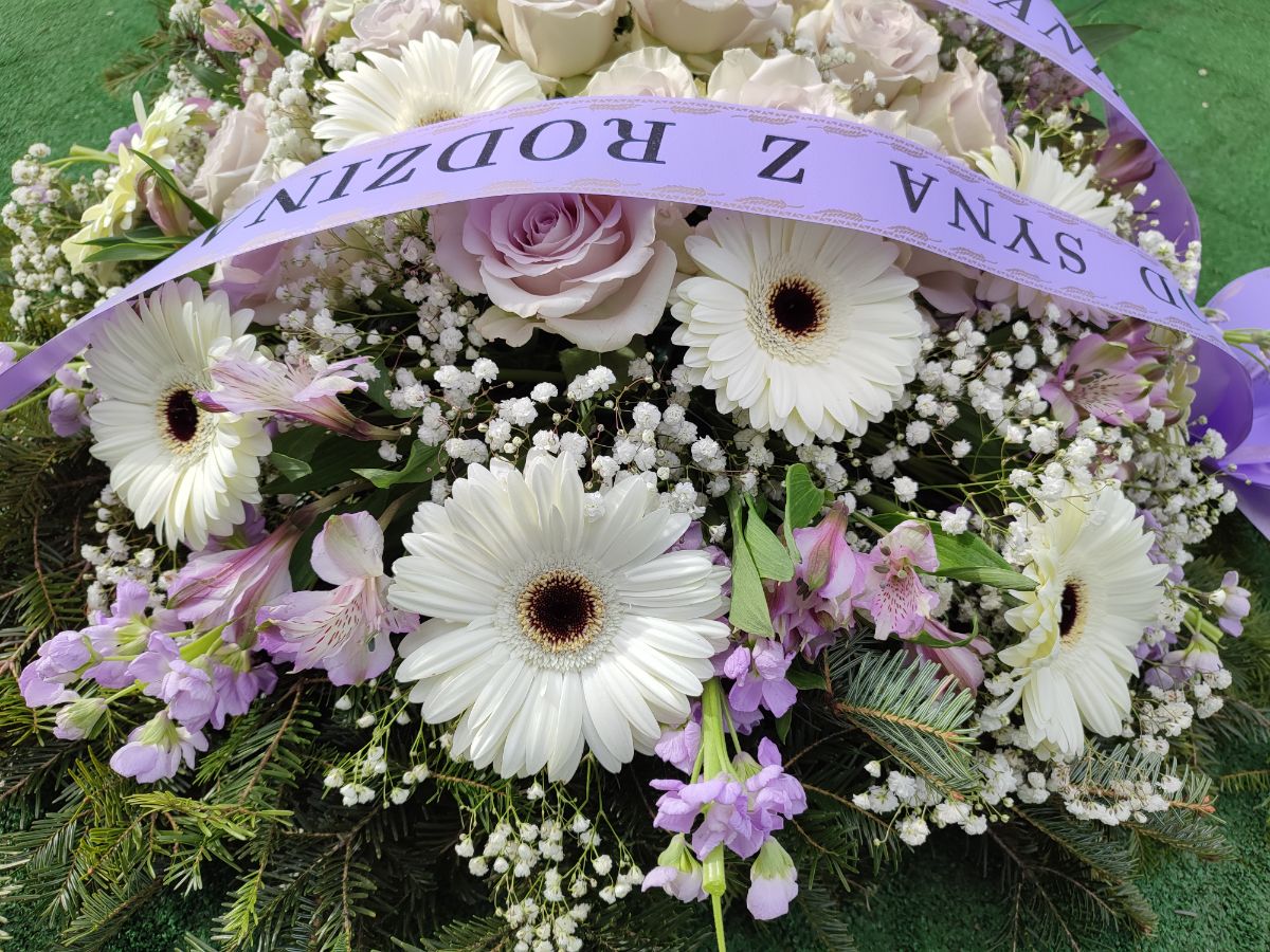 Róża Pieśń Oceanu oraz Gerbery - widok 2 - Wieniec pogrzebowy