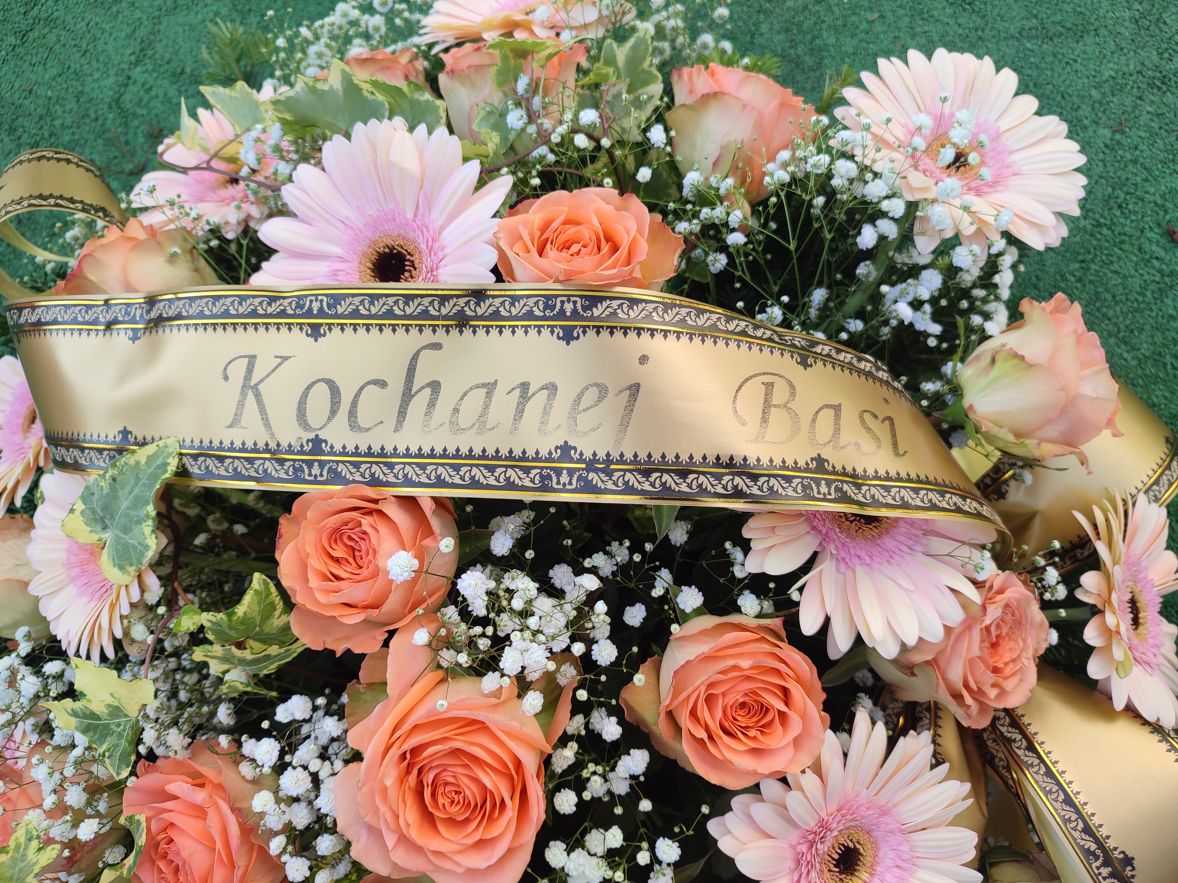 Wieniec Brzoskwiniowe Róże i Różowe Gerbery - widok 2 - Wieniec pogrzebowy