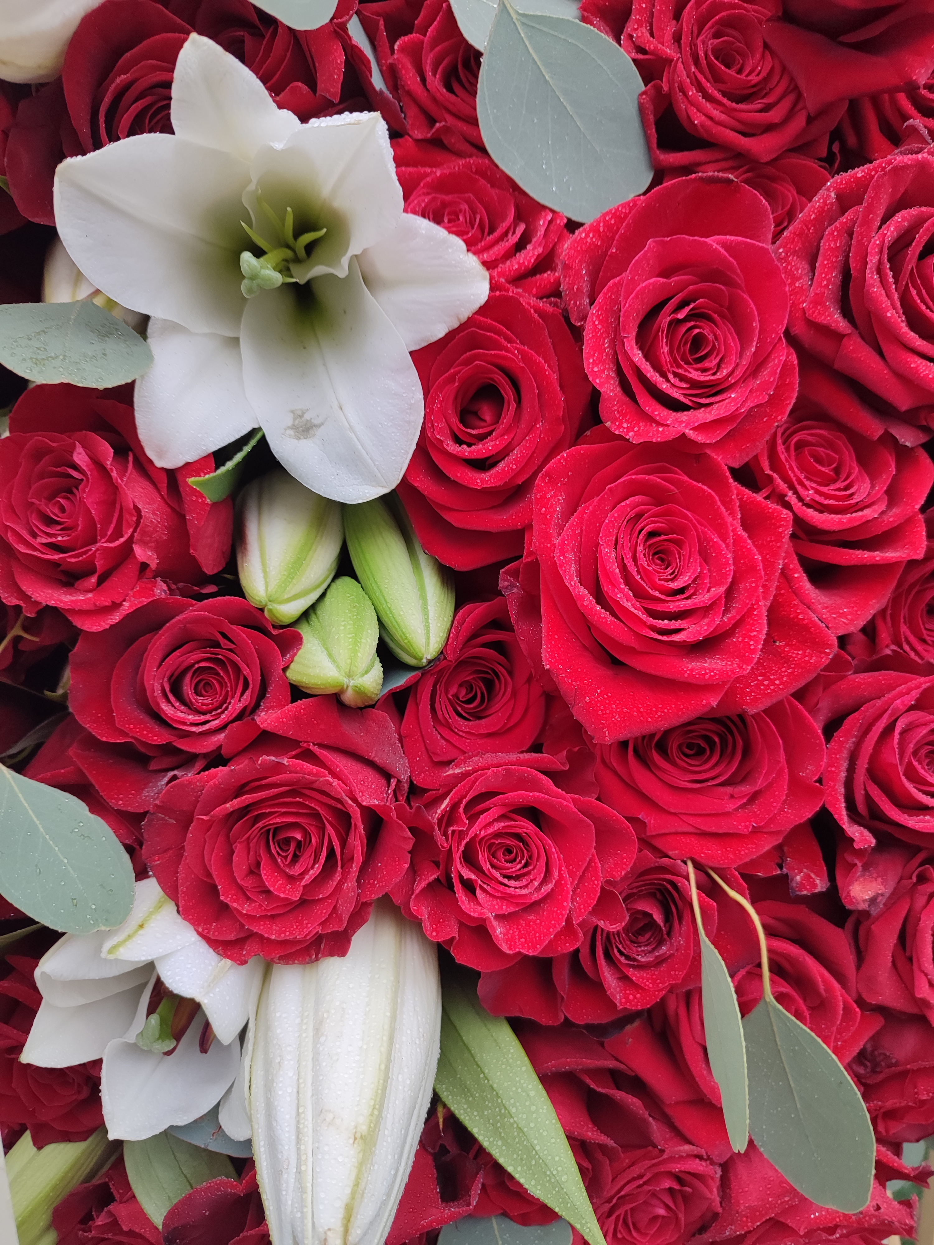 Serce z róż na wysokim stojaku - widok 3 - Wieniec pogrzebowy