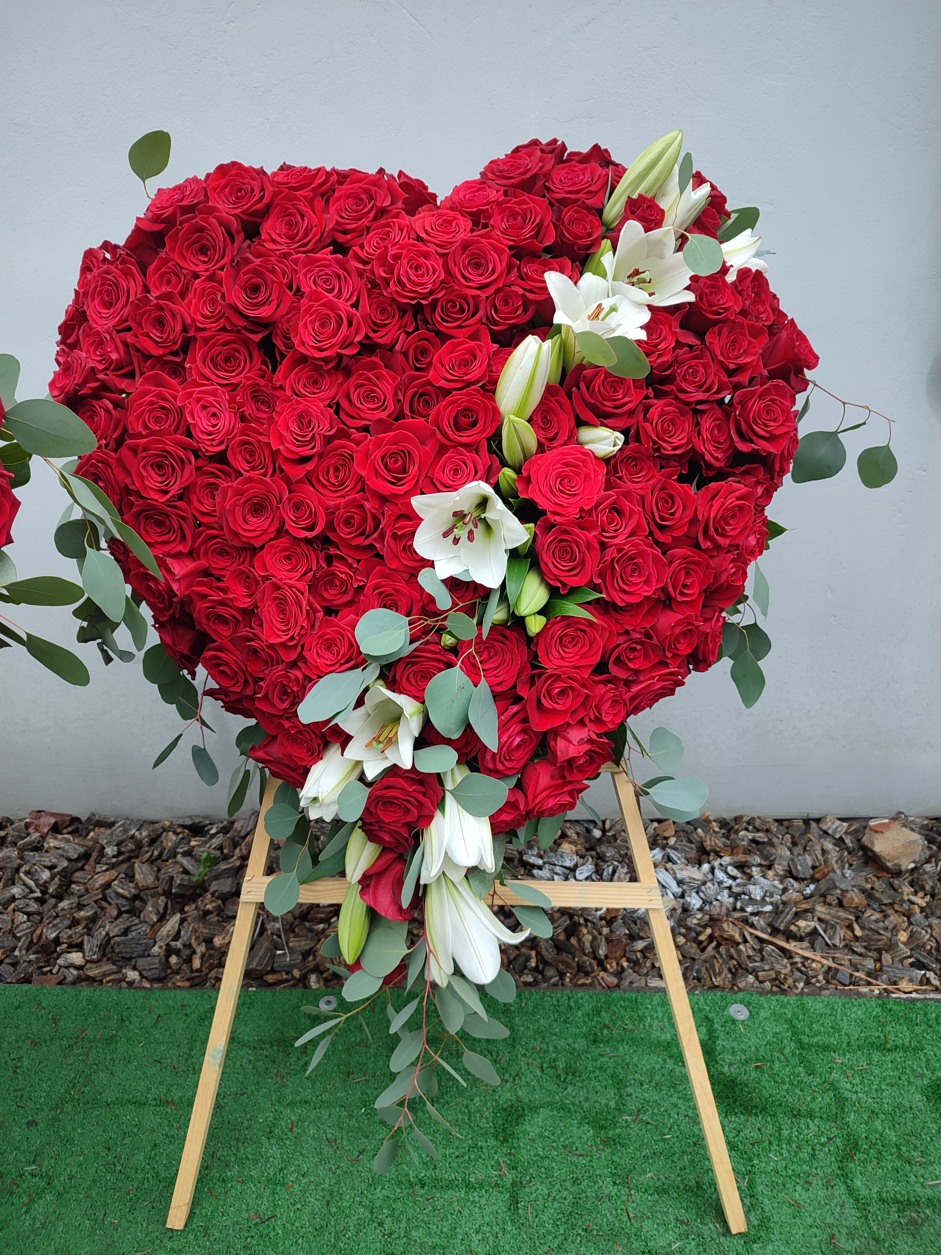 Serce z róż na wysokim stojaku - Wieniec pogrzebowy - Kwiaciarnia Pogrzebowa dostawa Jastrzębie-Zdrój, Rybnik, Żory