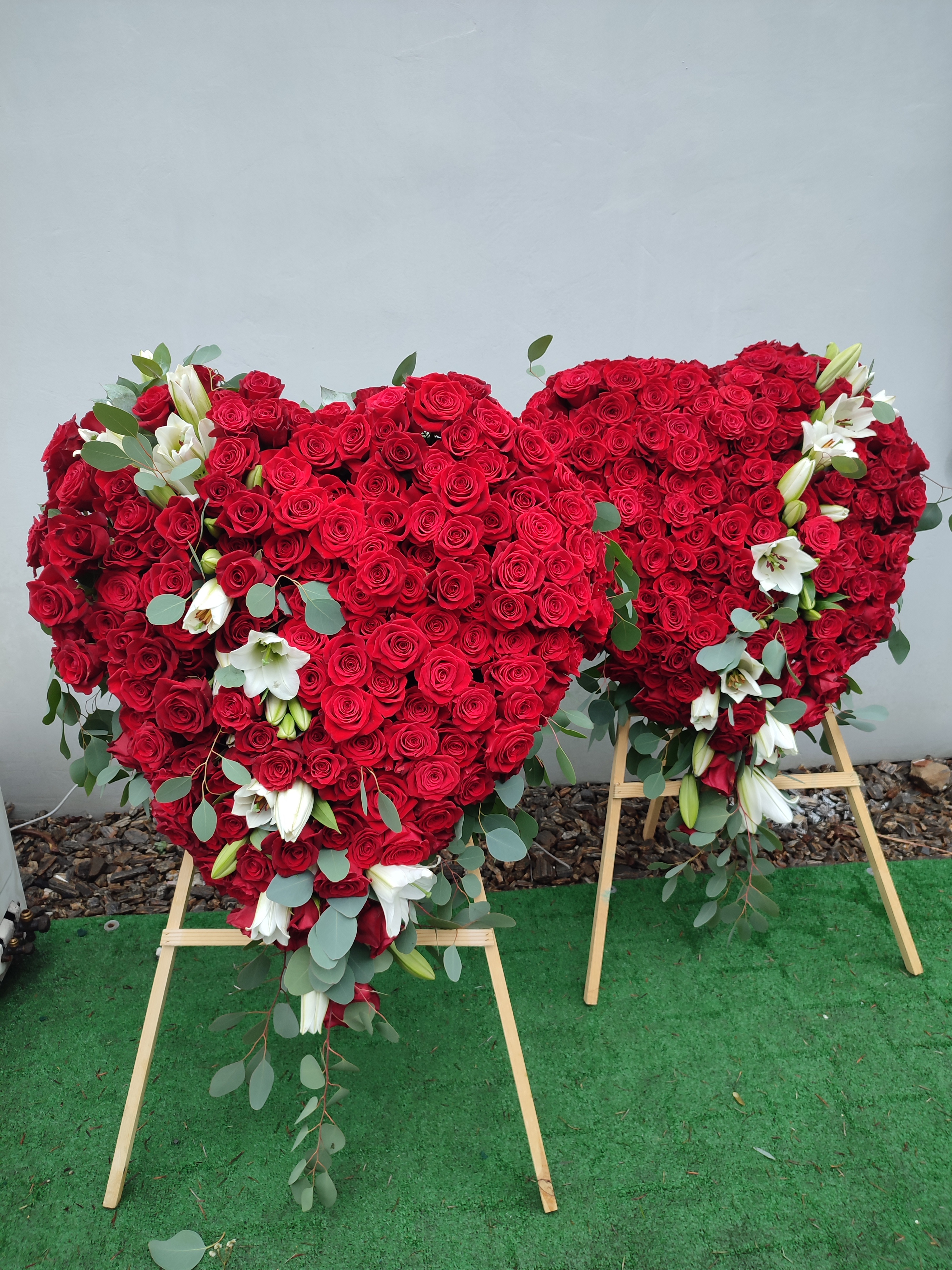 Serce z róż na wysokim stojaku - widok 2 - Wieniec pogrzebowy