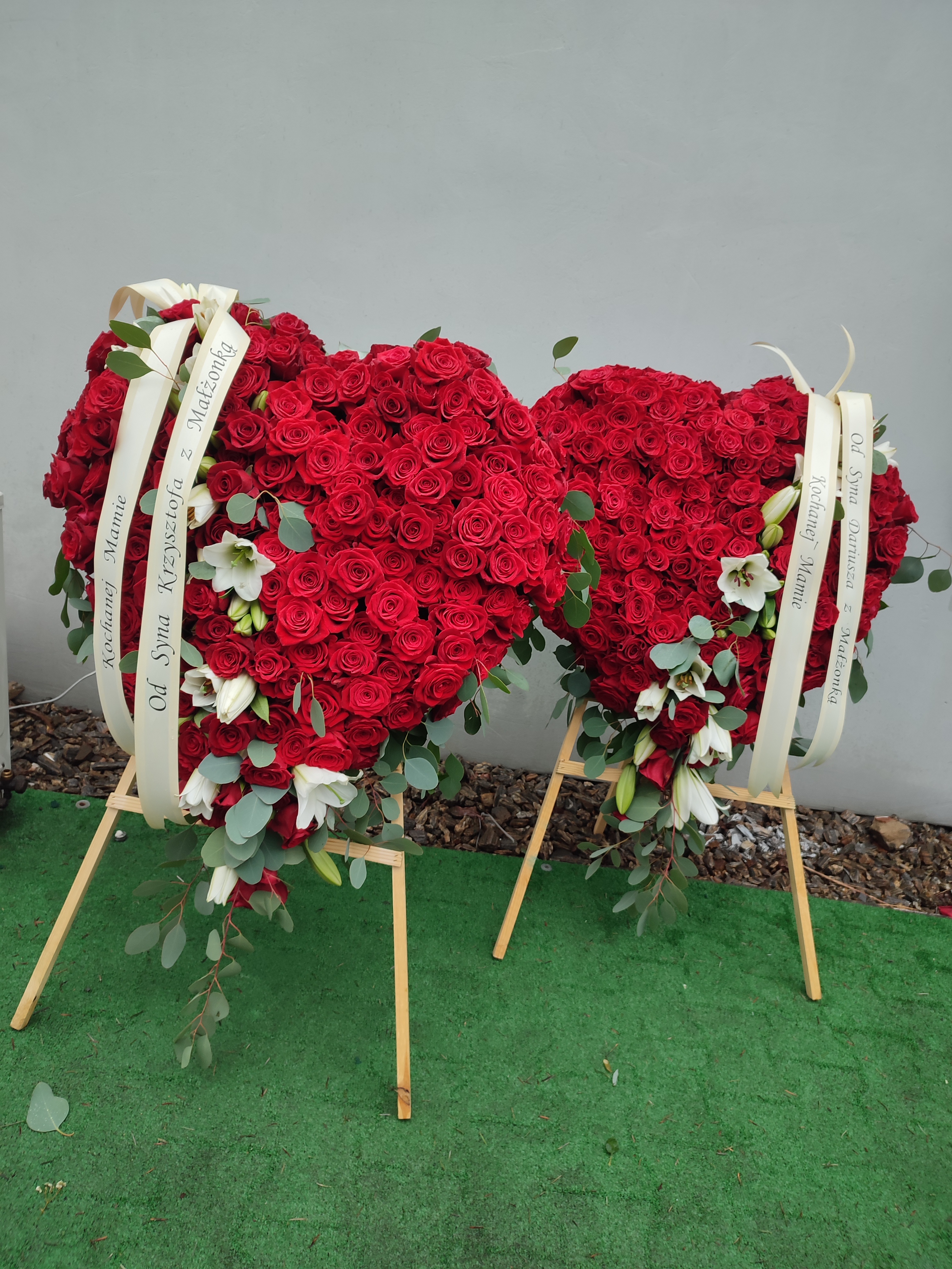 Serce z róż na wysokim stojaku - widok 4 - Wieniec pogrzebowy