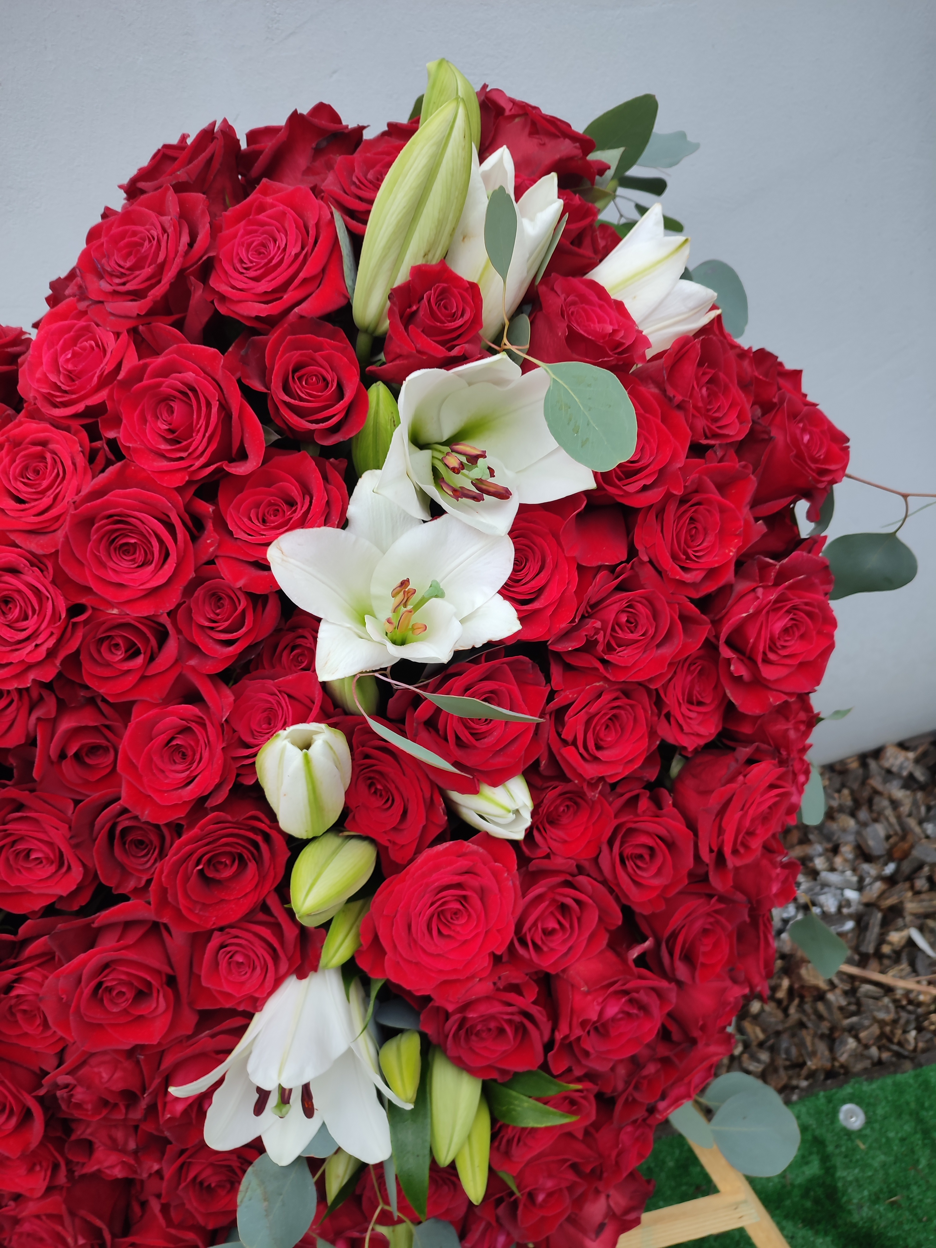 Serce z róż na wysokim stojaku - widok 5 - Wieniec pogrzebowy