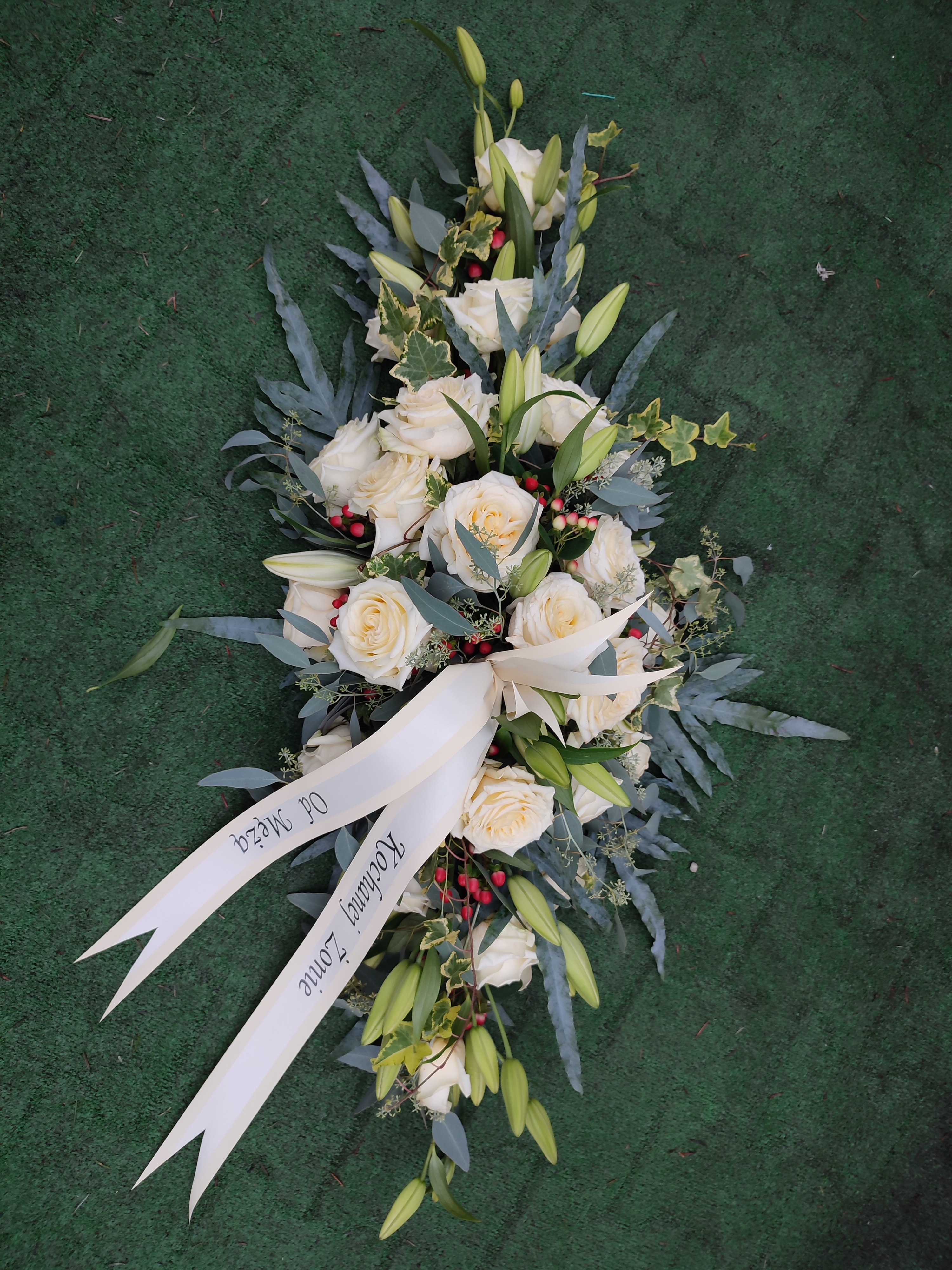 Lilia, Róża i egzotyczne dodatki - Kwiaty na trumnę - Kwiaciarnia Pogrzebowa dostawa Jastrzębie-Zdrój, Rybnik, Żory