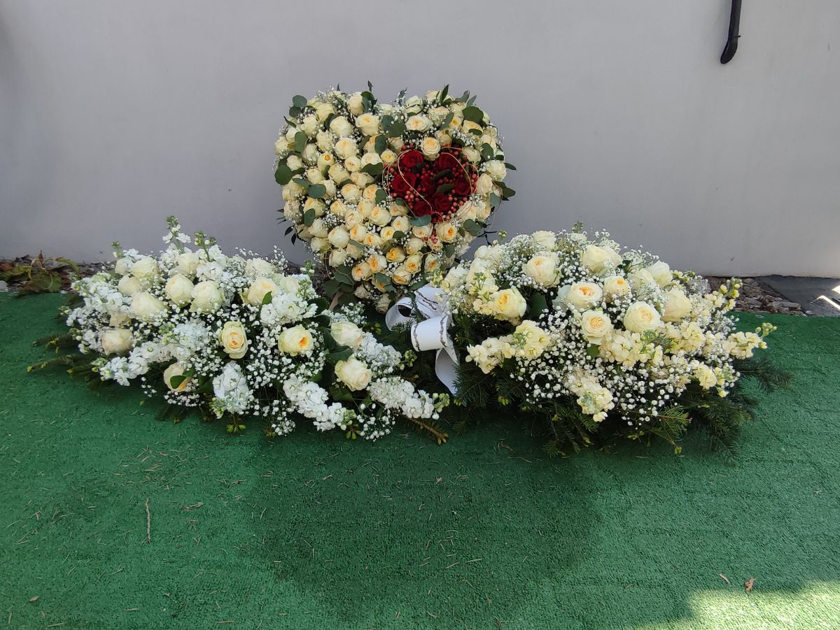 Serce z róż na niskim stojaku - widok 3 - Wieniec pogrzebowy