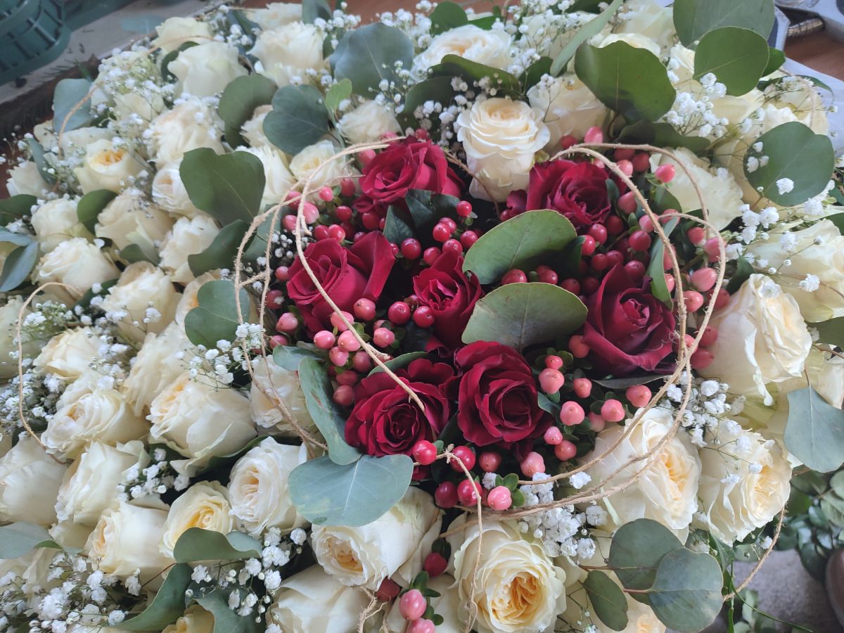 Serce z róż na niskim stojaku - widok 2 - Wieniec pogrzebowy