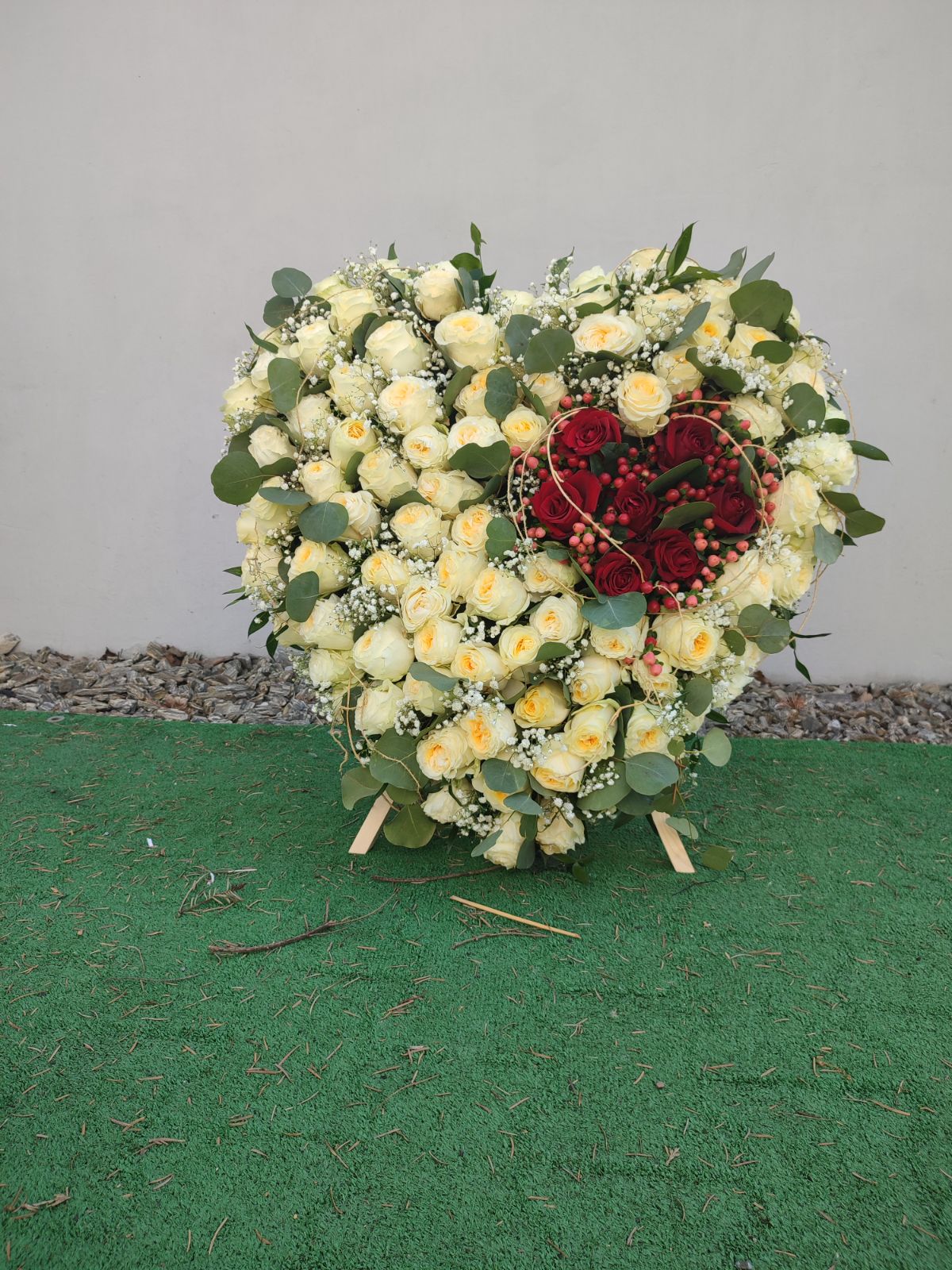 Serce z róż na niskim stojaku - Wieniec pogrzebowy - Kwiaciarnia Pogrzebowa dostawa Jastrzębie-Zdrój, Rybnik, Żory